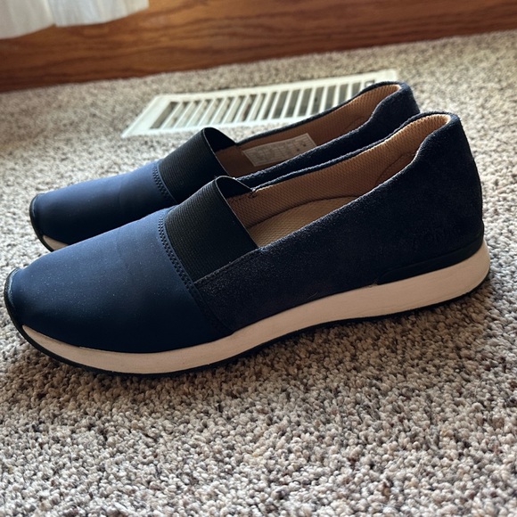 Women's Vionic Slip-On Shoes Navy Blue comfort Shoes Size 8.5 - Picture 1 of 6